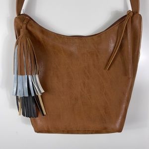 NWOT Twig & Arrow bucket crossbody bag with hassle‎